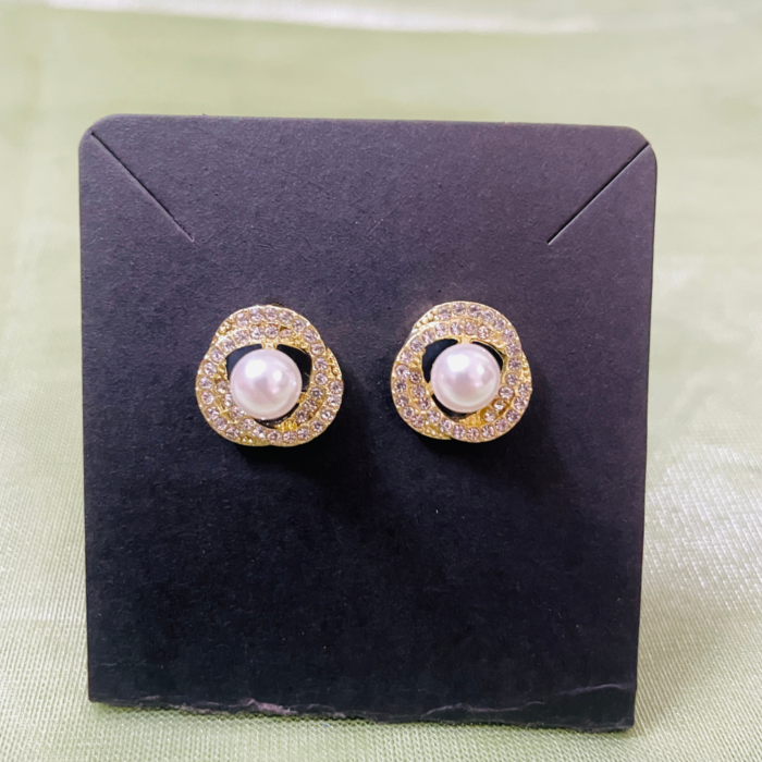 Minimalist exquisite pearl stud earing Black Minimalist exquisite pearl stud earing Black